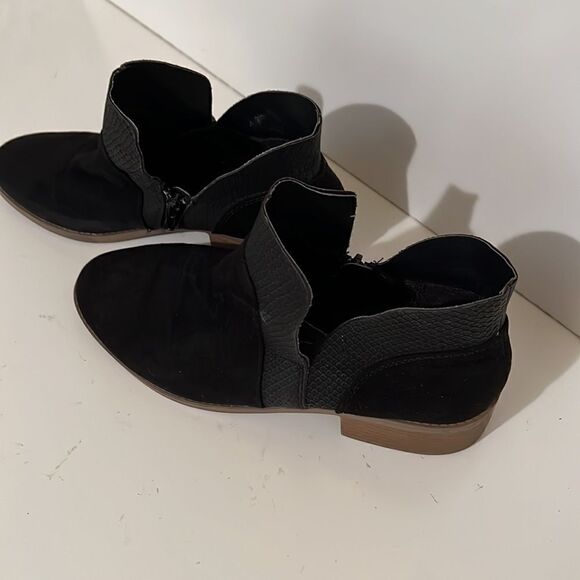 American Eagle Black Faux Suede Side Zip Booties Size 9.5 - Picture 3 of 4
